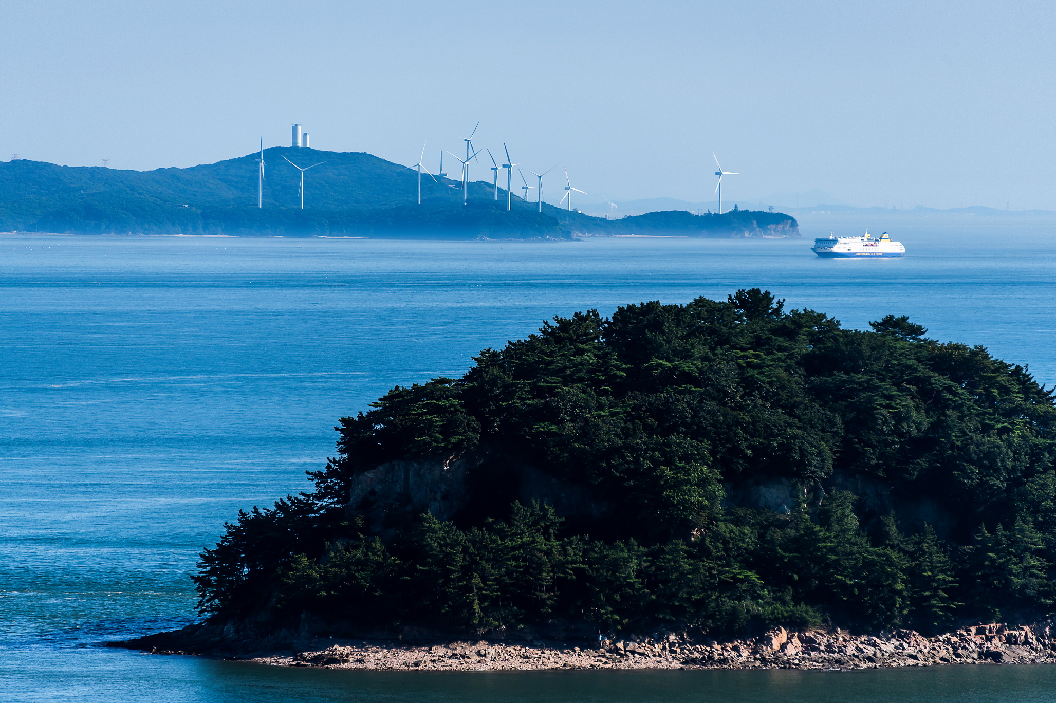해녀도는 인천광역시 중구 무의동에 있는 무인도로, 면적은 약 0.08km², 둘레는 약 0.6km입니다. 소무의도 남쪽 해안에 위치하고 있으며, 썰물 때는 섬으로 걸어갈 수 없습니다.
해녀도는 중절모 모양을 하고 있어 해녀섬이라는 이름이 붙었습니다. 섬의 중앙에는 해녀의 갓 모양을 닮은 봉우리가 있으며, 섬의 주변은 갯벌로 이루어져 있습니다.
해녀도는 갯벌 생태계가 잘 보존되어 있어, 썰물 때는 갯벌을 걸으며 고둥, 게, 조개 등을 잡을 수 있으며, 갯벌 생물을 관찰할 수도 있습니다.
해녀도는 소무의도 바다누리길 7구간인 하도정에서 바라볼 수 있습니다. 하도정은 소무의도 안산 능선에 위치한 전망대로, 해녀섬과 함께 주변의 아름다운 풍경을 감상할 수 있습니다.
해녀도는 아직까지 잘 알려지지 않은 섬이지만, 아름다운 자연경관과 갯벌 생태계를 간직하고 있어, 소무의도를 방문하는 관광객들에게 새로운 볼거리와 즐길 거리를 제공할 수 있는 곳입니다.