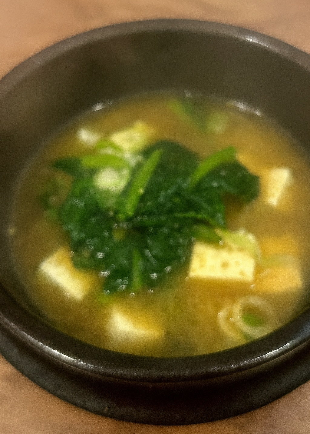 시금치 된장국이 뚝배기에 담겨져 있다