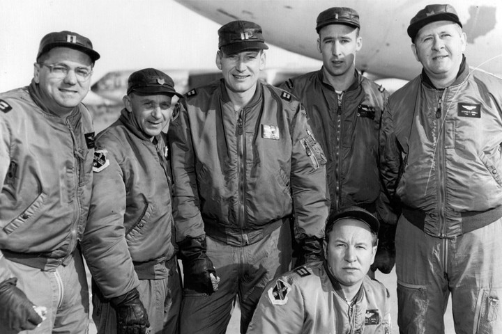 MA-1 ํญ๊ณต์ ํผ๋ฅผ ์
์ ๊ตฐ์ธ 6๋ช