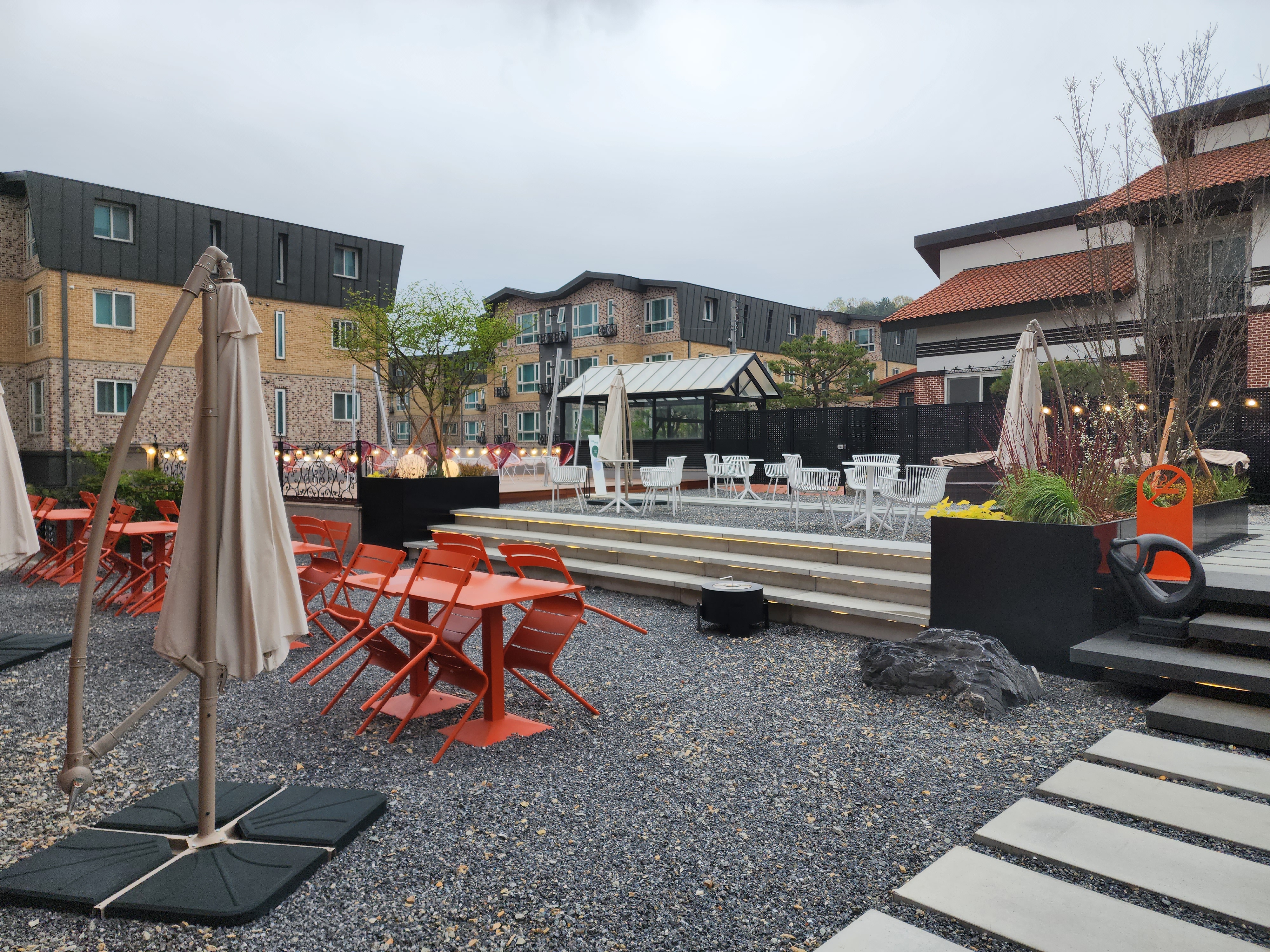 룩백 카페 2층 밖 테라스