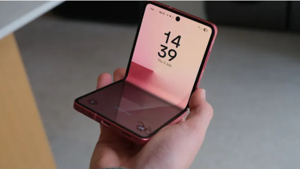 갤럭시 Z 플립7 주요 스펙 및 디자인 특징