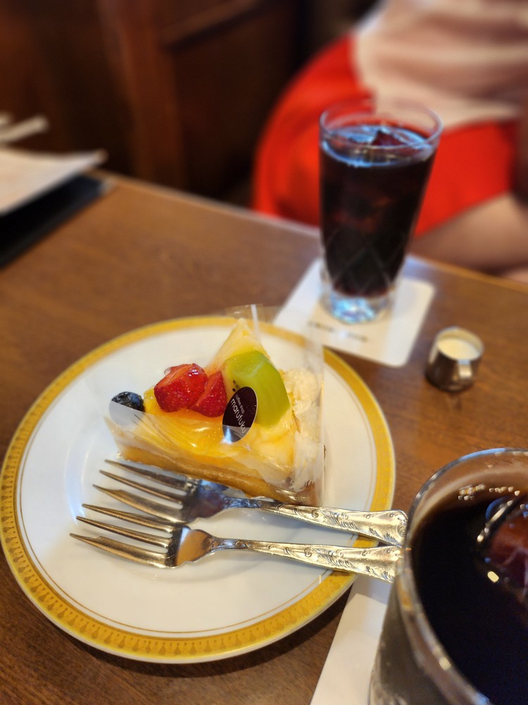 과일 타르트와 커피