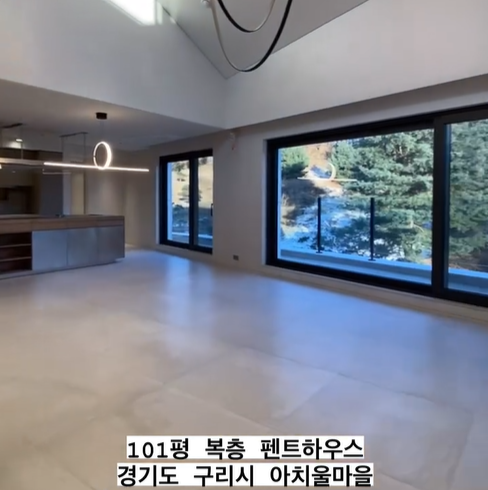 복층 펜트하우스 1층 거실 &amp;#44; 부억과 같이 있고 거실이 넓어서 축구를 찰수 있을 정도이다