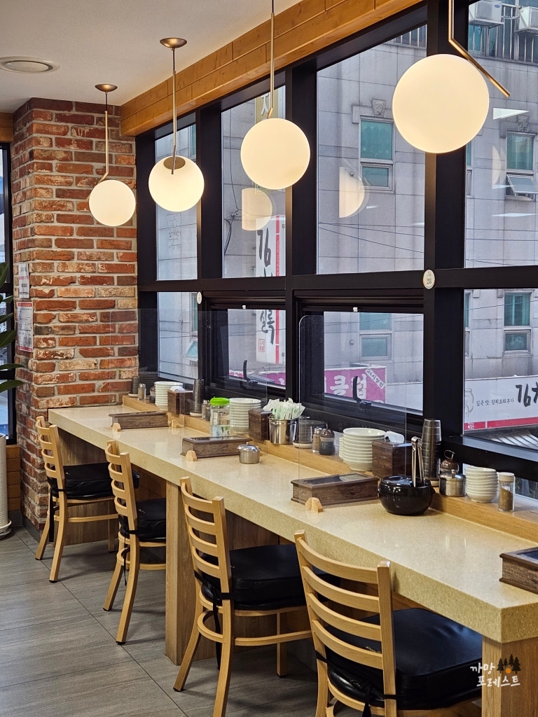 임병주 산동칼국수 창가자리