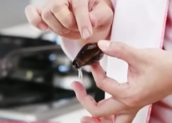 입을 벌리고 있는 홍합을 손에 들고 있다.