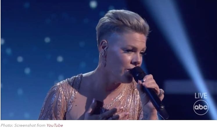 고 '올리비아 뉴튼-존'을 위한 감동적인 헌사 공연 VIDEO:Pink Performs ‘Hopelessly Devoted to You’ as a Moving Tribute to Olivia Newton-John