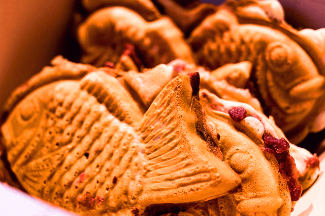 갈색의 작은 붕어빵들이 가득하다. 속에는 팥이 들었다.