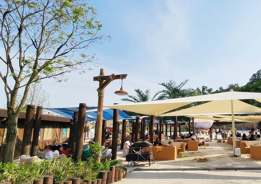 뒤쪽에서 찍은 모래사장과 해변