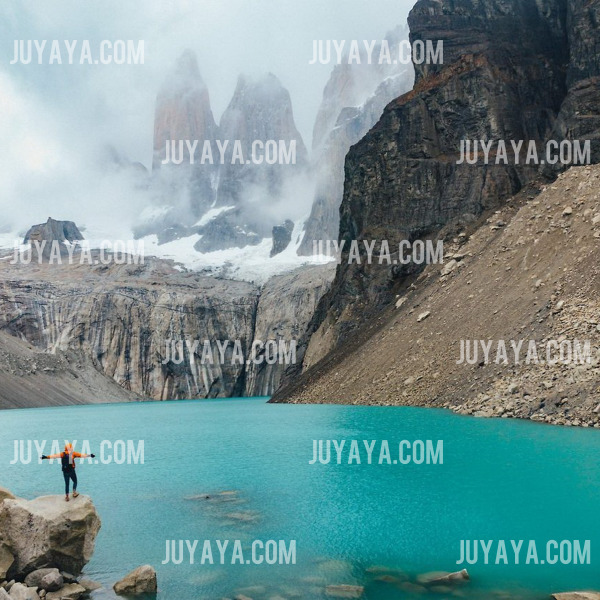 칠레 파타고니아의 산악 호수&amp;#44; 투명한 물과 웅장한 바위산이 어우러진 자연 경관.