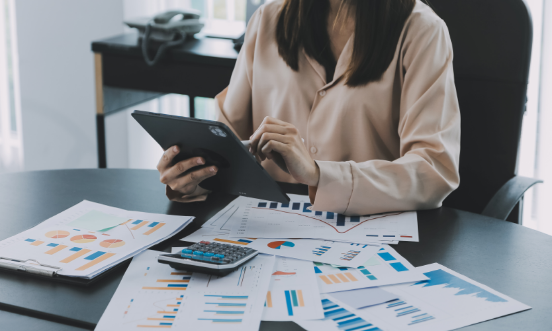 여성 CEO가 서류를 보고 있다.