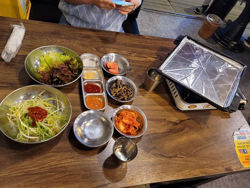 산본 칠보삼겹살 밑반찬들