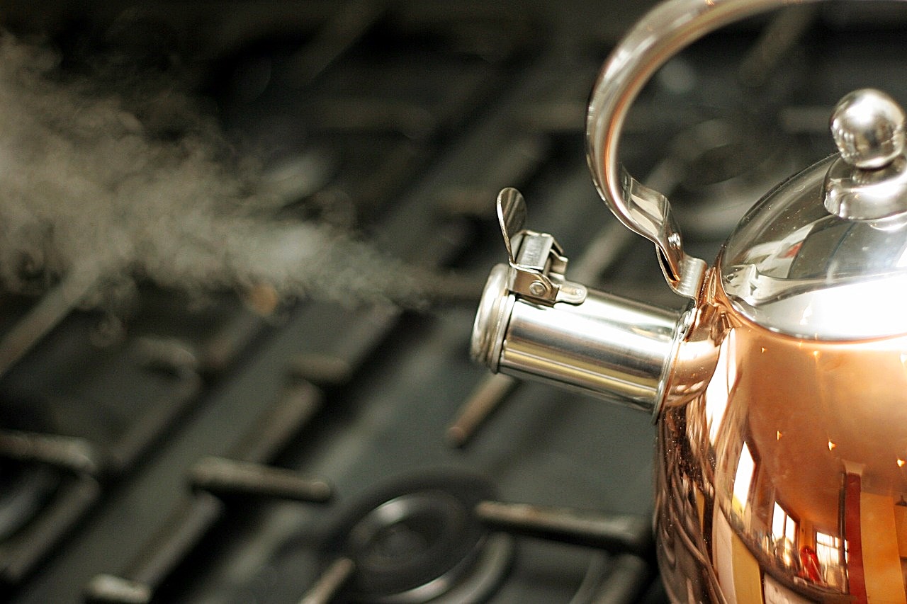 난로 위 주전자 증기