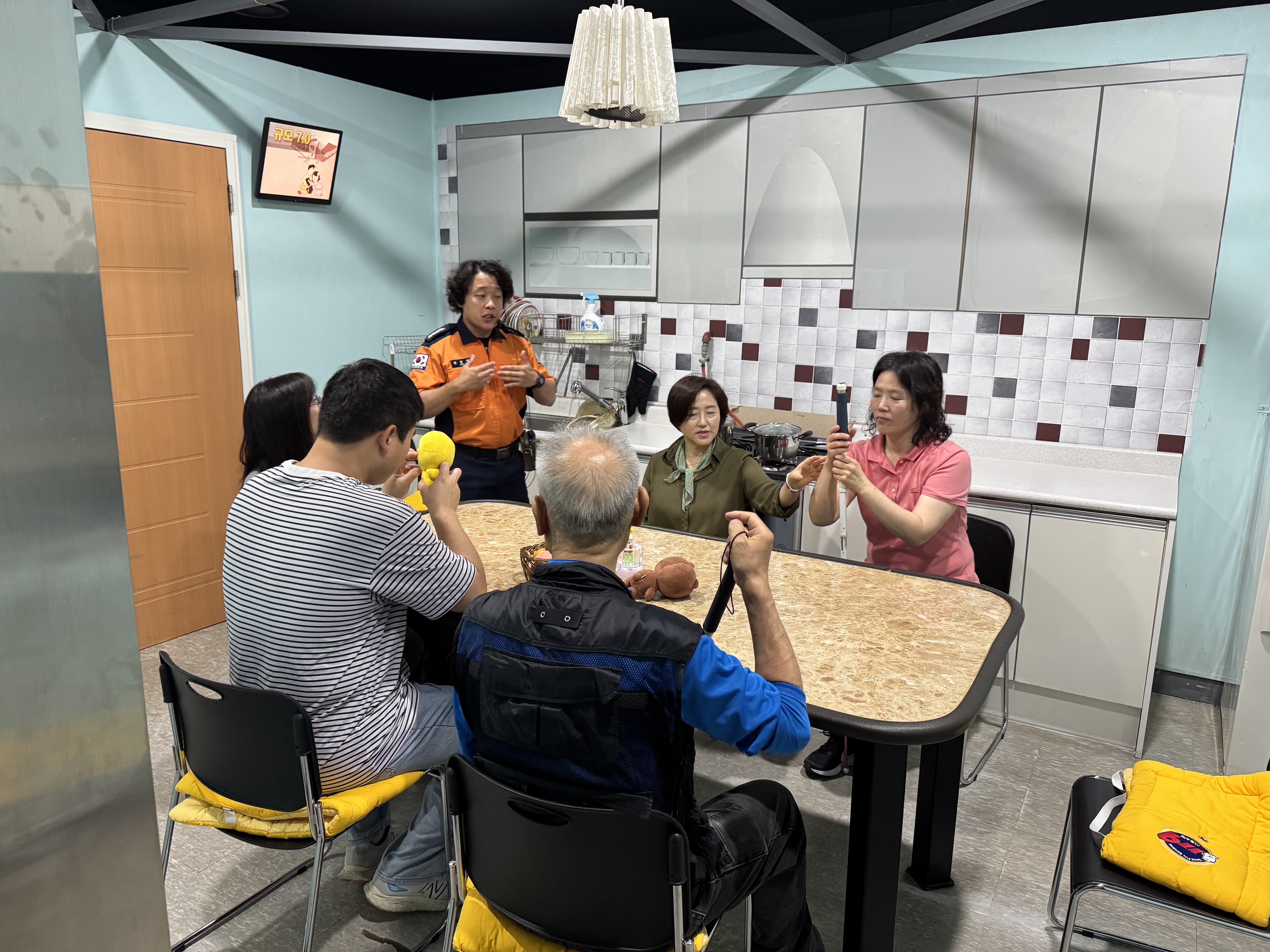 실내 지진체험을 하는 모습