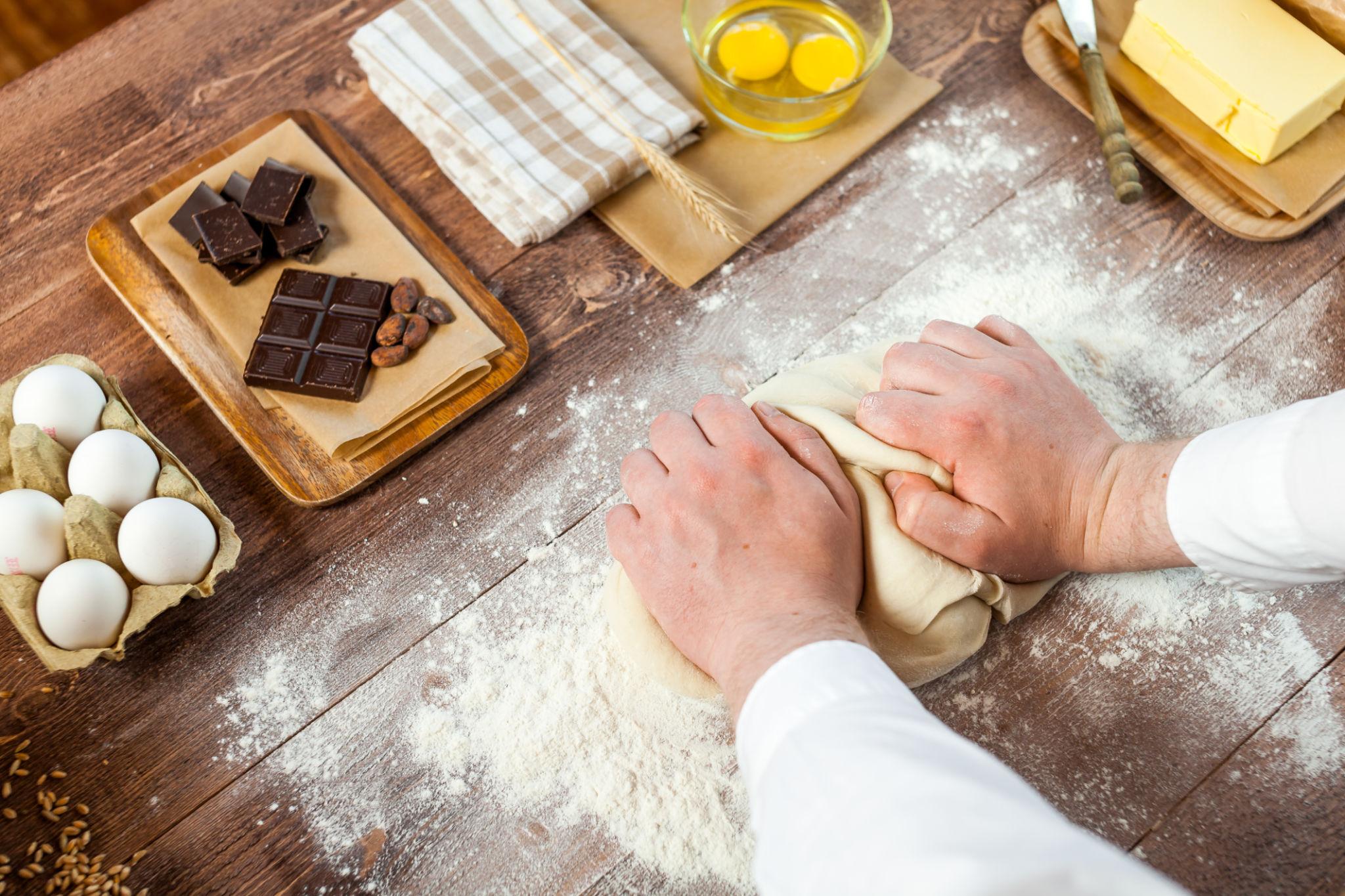 이미지 출처: AI 생성 이미지(콘텐츠 이해를 돕기 위한 시각 자료, 실제 인물을 특정하지 않은 AI 생성 이미지)빵 반죽과 발효 작업을 진행하는 베이커리 모습. 제빵기능사는 반죽과 발효 중심의 빵 제조 기술을 평가하는 자격증입니다.