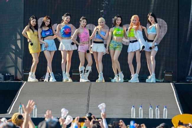 워터밤 축제를 즐기는 관객들