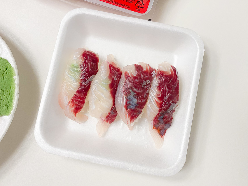 수산회시장에서 서비스로 주신 초밥 4점