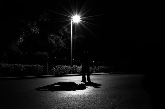 깜깜한-밤-가로등-한사람