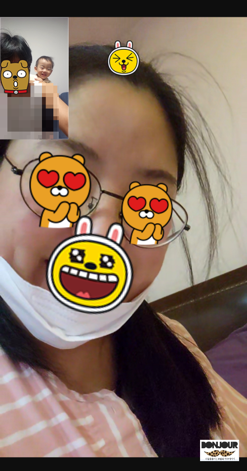 둘째 출산 후 첫째와 영상통화중인 산후조리원의 산모