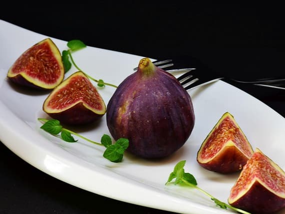 한 입크기 무화과