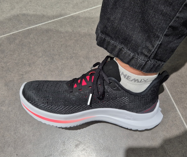 언더아머 벨로시티 4 경량화