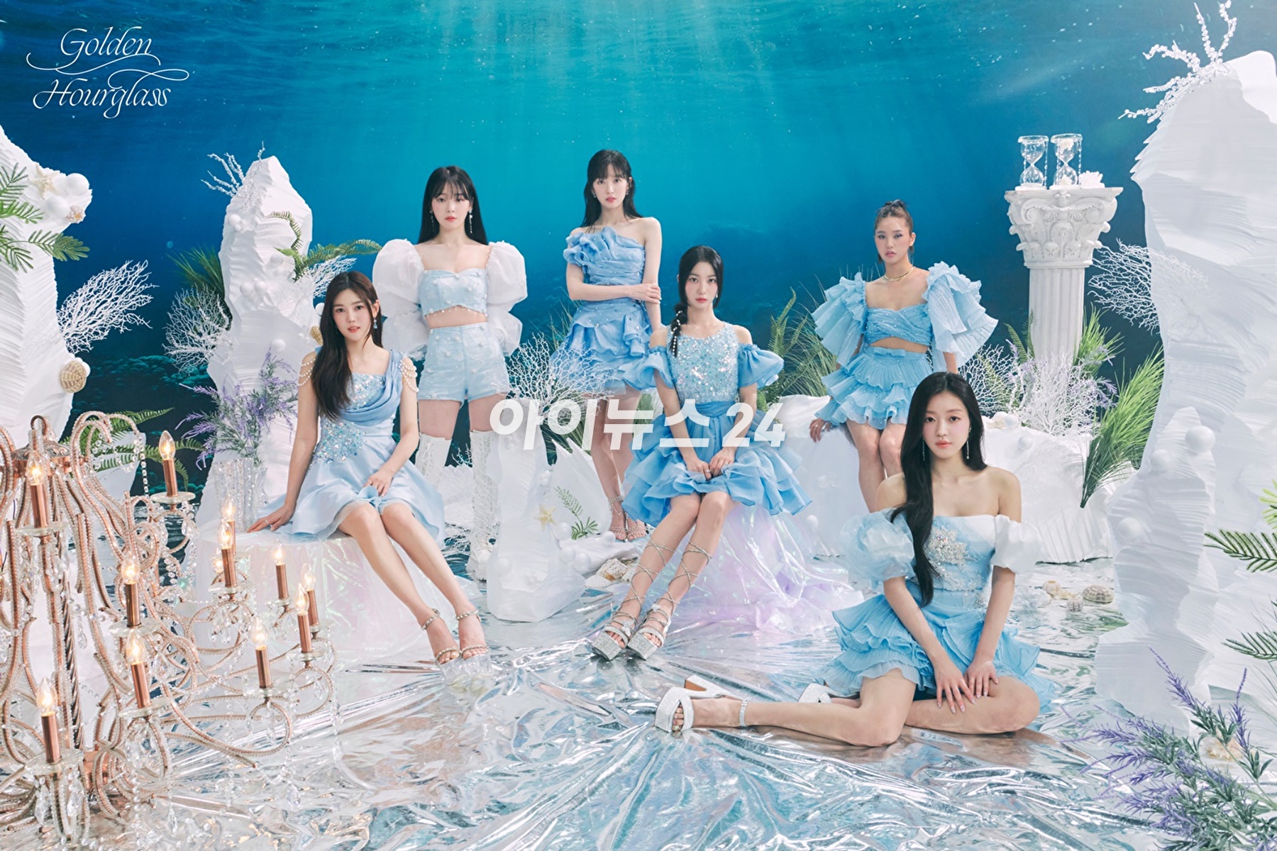 그룹 오마이걸이 24일 오후 서울 광진구 예스24라이브홀에서 진행된 아홉 번째 미니 앨범 '골든 아워글래스'(Golden Hourglass) 발매 기념 쇼케이스에서 무대를 선보이고 있다. [사진=곽영래 기자]