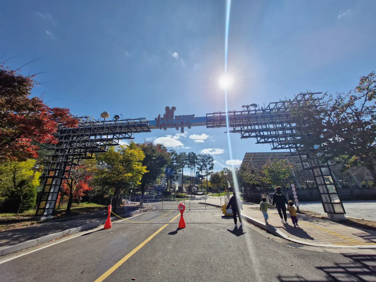 어린이박물관-철제구조물로-되어있는-입구