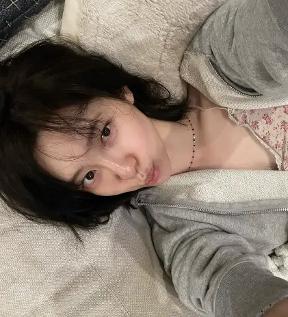 박지현이-셀카를-찍는모습