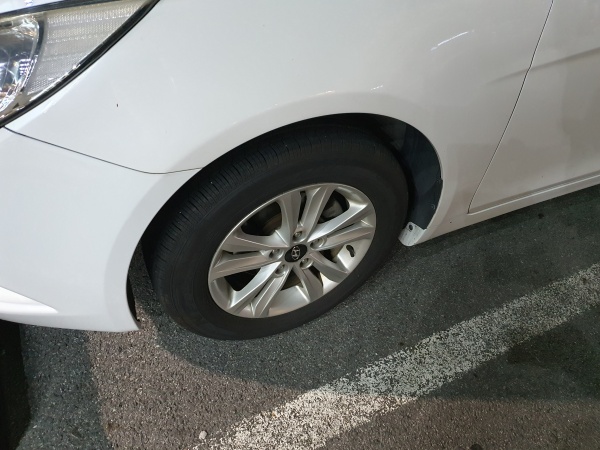 라인에-맞춰-주차된-차량