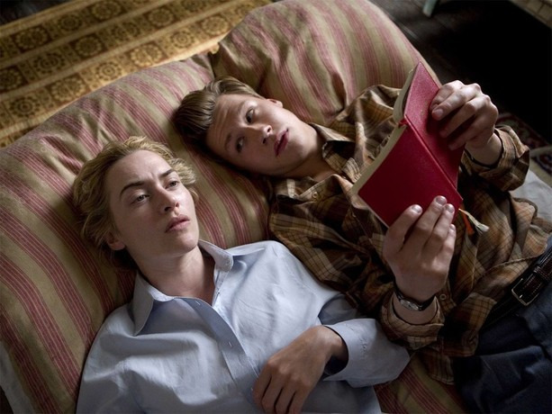 케이트 윈슬렛의 대표작 더 리더의 한 장면