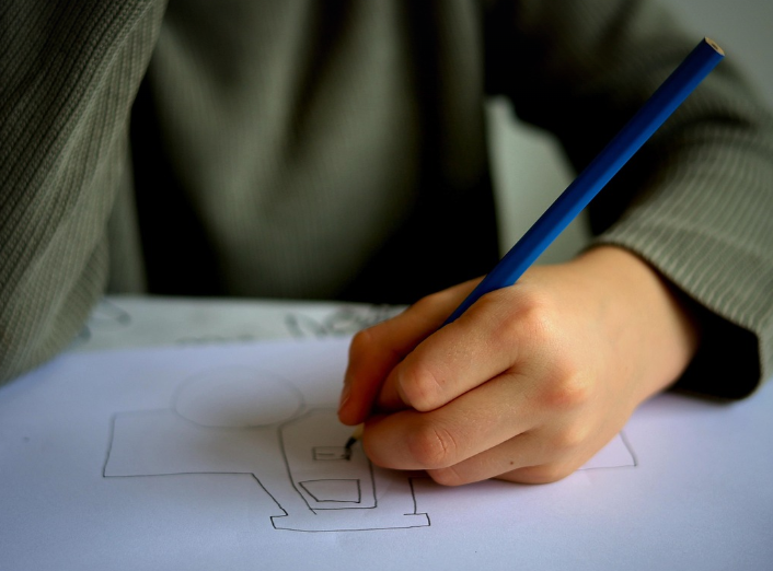 노트에 필기하는 손사진