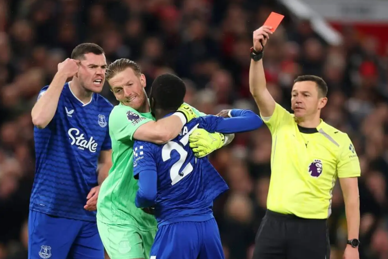 마이클 킨(맨 왼쪽)의 뺨을 때려 퇴장당하는 이드리가 게예. 이를 말리는 조던 픽 포드(가운데)