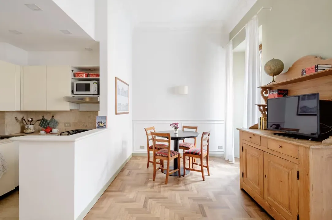 이탈리아-로마-에어비앤비-콜로세움-앞-큐도무스아파트-거실-식탁자리