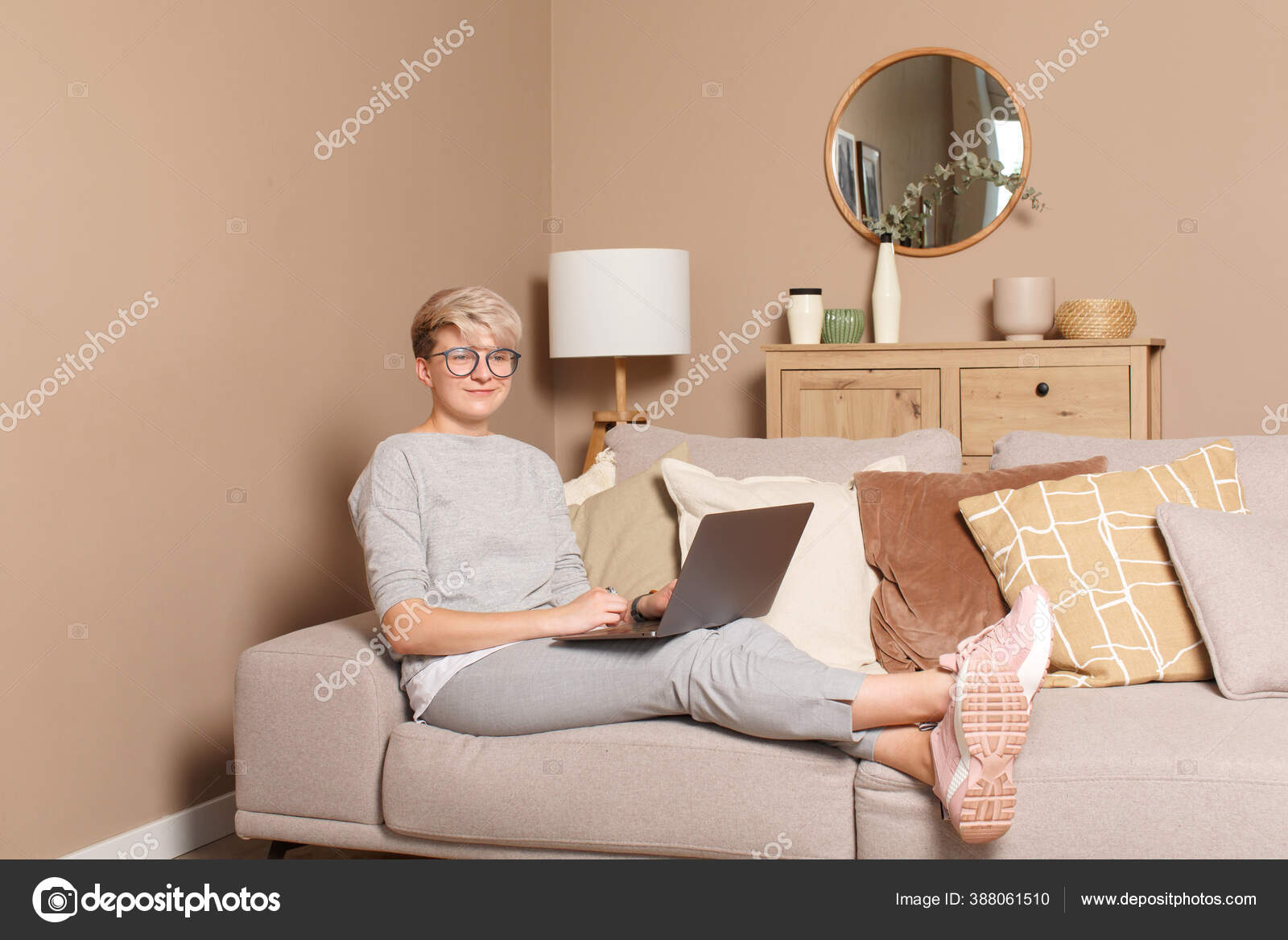 소파 위의 여자