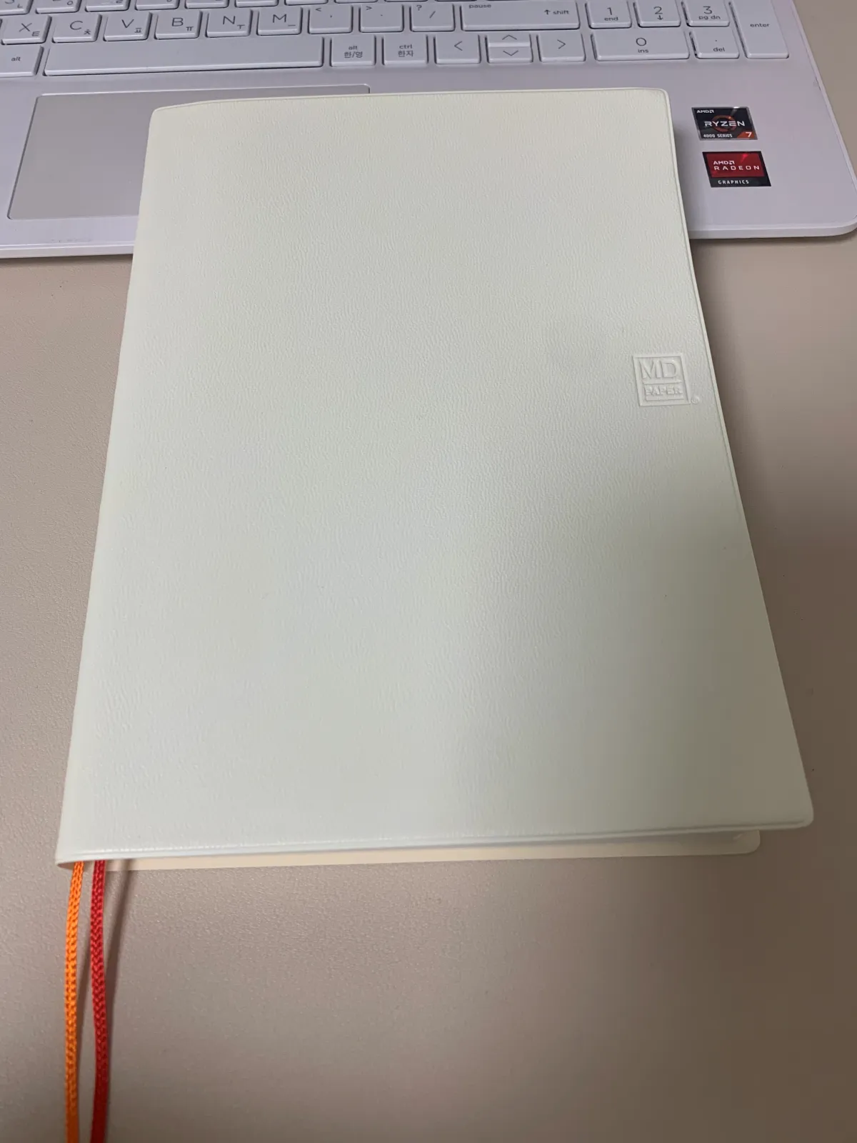 노트북앞에-놓여있는-미도리다이어리