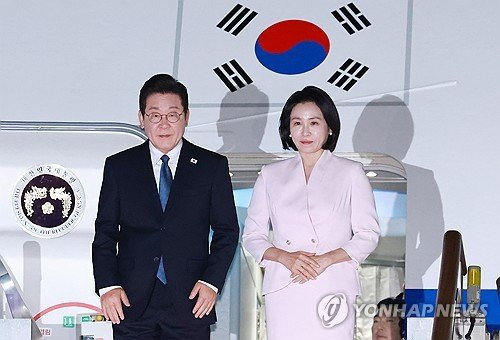 &lt;출처 : 연합뉴스&gt; 미일 순방을 마치고 귀국한 이재명 대통령 부부