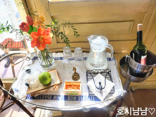 꼬앙드파리 매장 소품 전시 작은 미술관 감성