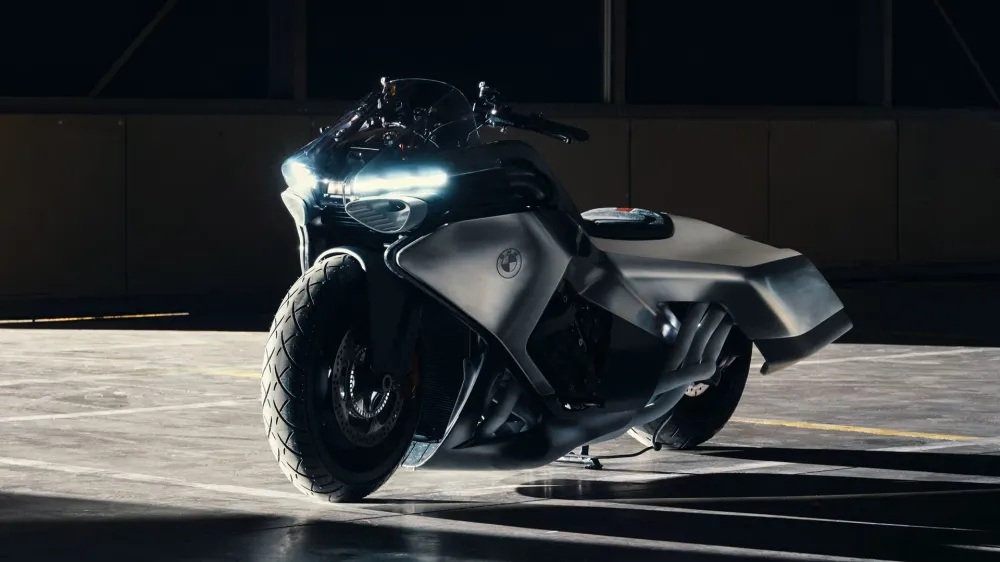 항공기 디자인에서 영감을 얻었다는 BMW 모토라드 비전 K18 콘셉트