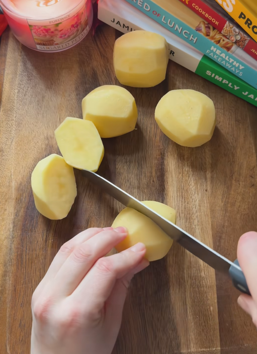 감자를 칼로 써는 모습