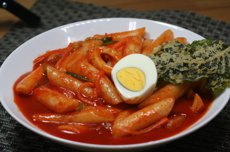접시에 담긴 떡볶이 사진