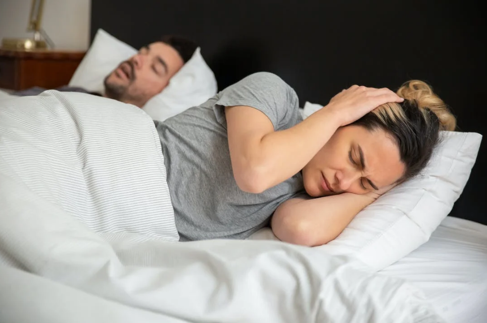 코골이의 원인을 정확히 파악하고 적절한 치료법을 선택하기 위해서는 수면다원 검사와 전문의의 상담이 필요하다