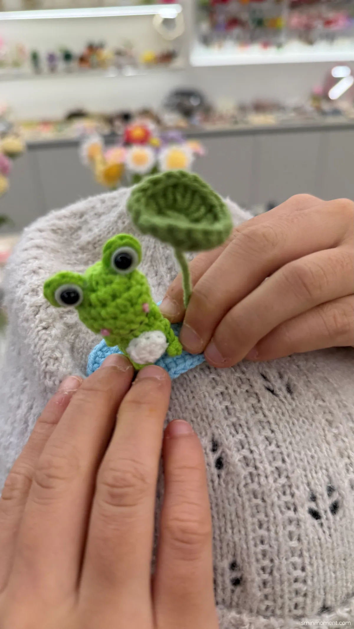 북촌한옥마을-투어-오브젝트-편집숍-옆-니팅소품샵-귀여움-한도초과-너도-귀여워-개구리핀-머리에