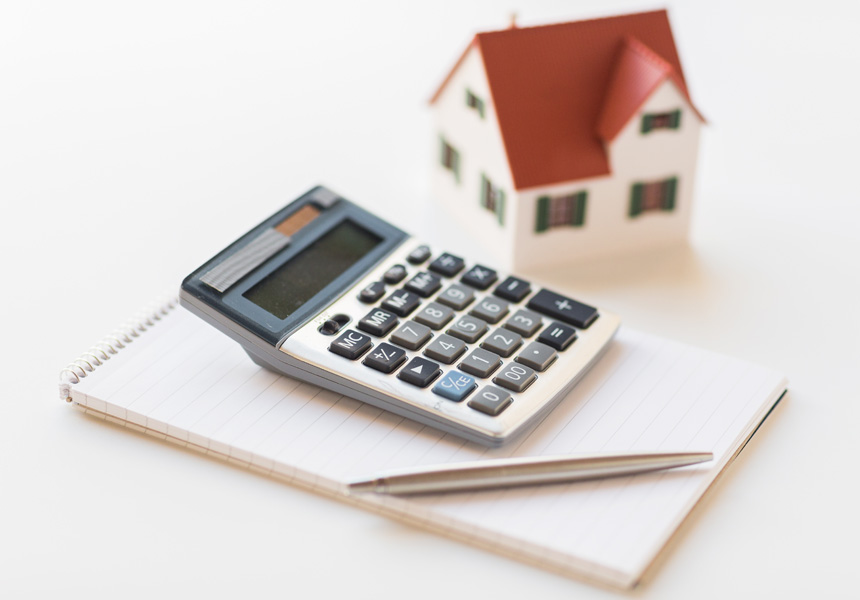 주담대 고정 변동 금리를 살펴보는 모습