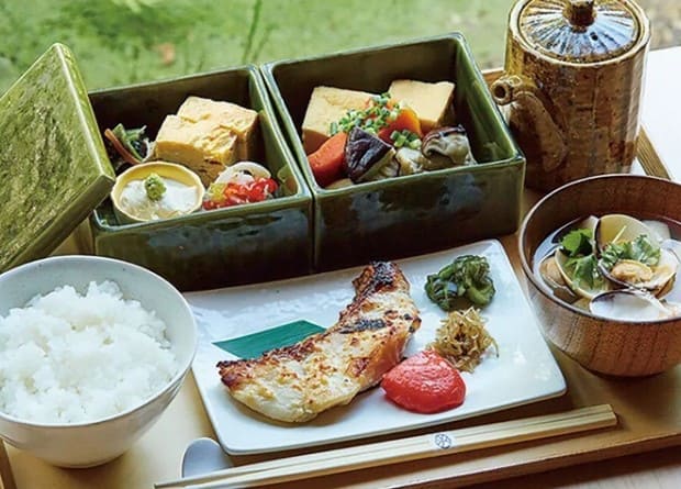 밥 생선구이 조개국 그리고 계란찜등이 테이블 위에 올라가 있다.