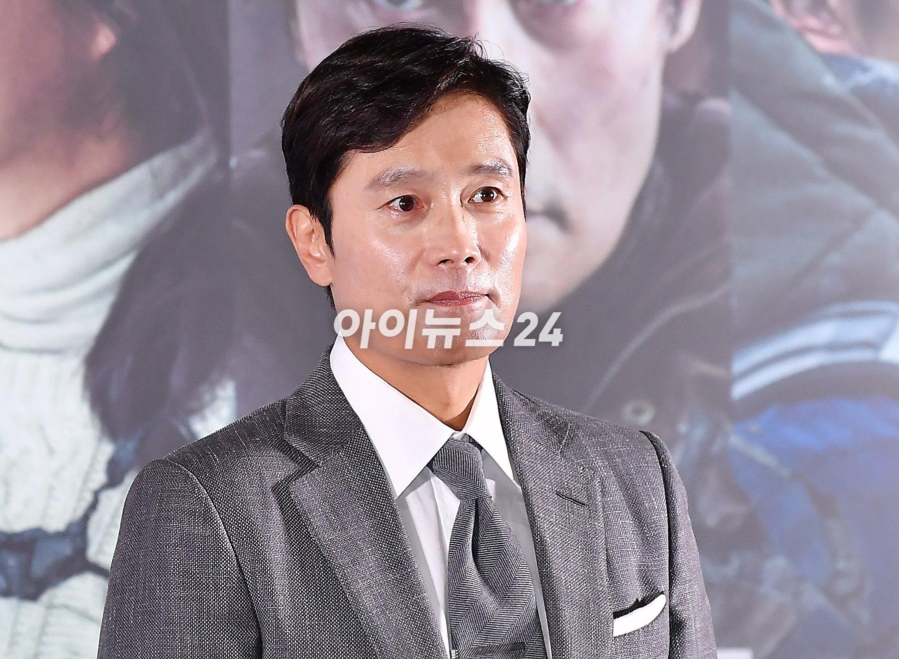 배우 이병헌이 31일 오후 서울 송파구 롯데시네마 월드타워에서 열린 영화 '콘크리트 유토피아' 언론 시사회에서 포토타임을 갖고 있다. [사진=곽영래 기자]
