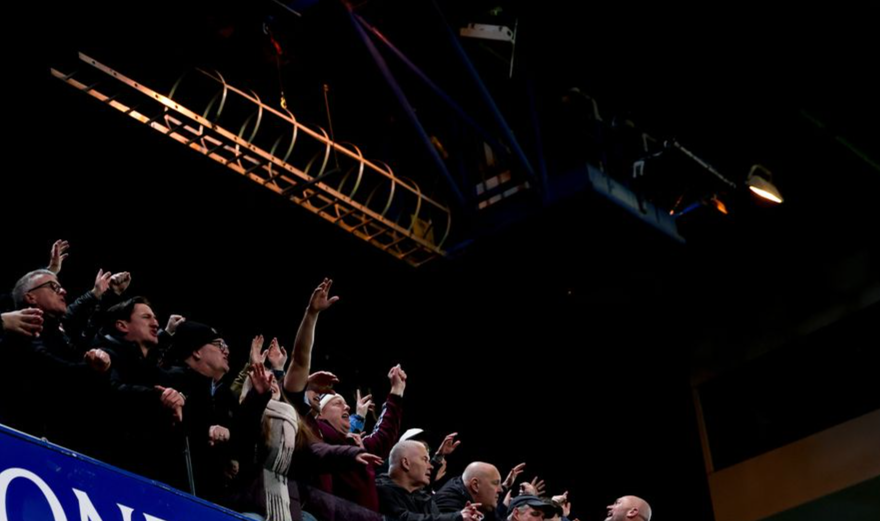 열광하는 아스톤 빌라 원정팬들