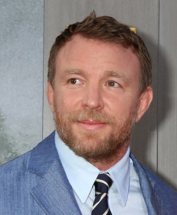 슈트를 입고있는 영국신사 가이리치감독 사진