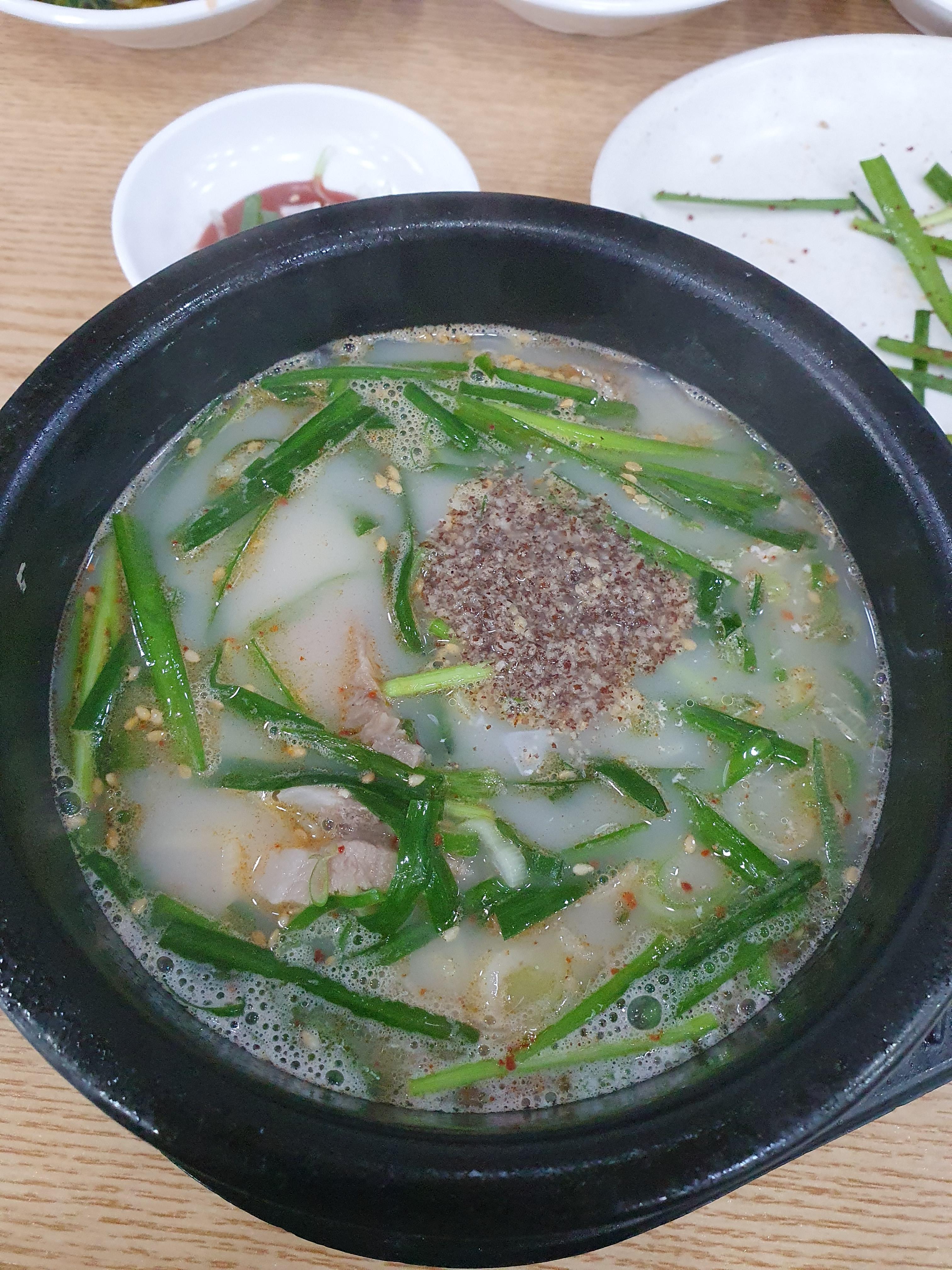 들깨가루 한 숟가락, 부추무침 잔뜩, 새우젓 한 숟가락 넣고