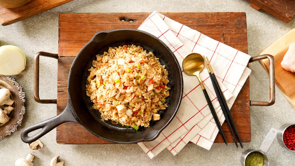 곤약볶음밥이 담긴 접시