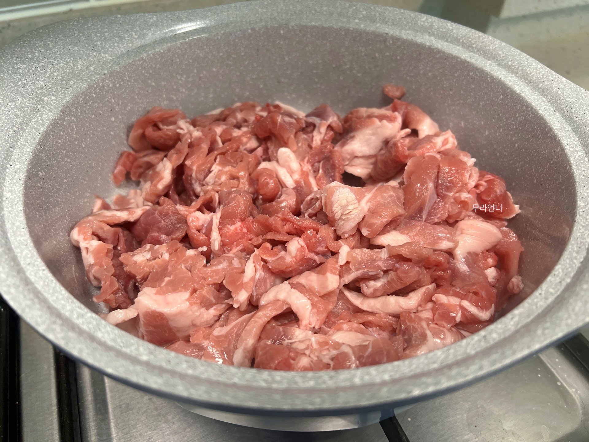 고기의 아랫면이 갈색이 될 때까지 그냥 놔둡니다