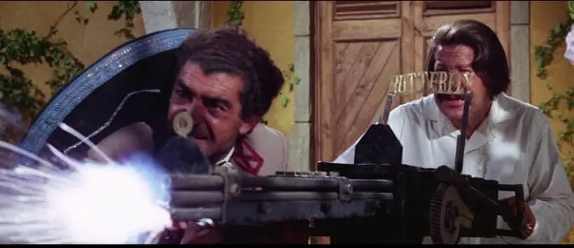 총격적을 벌이는 영화 스틸컷